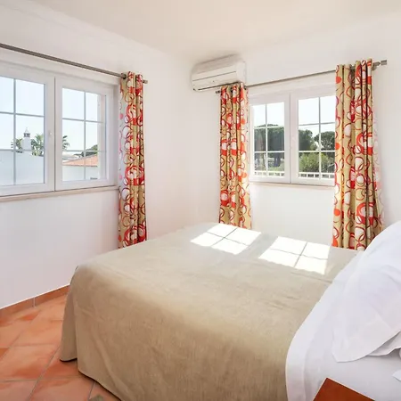 4-schlafzimmer-villa R2- Garten- Pool- By Interhome *