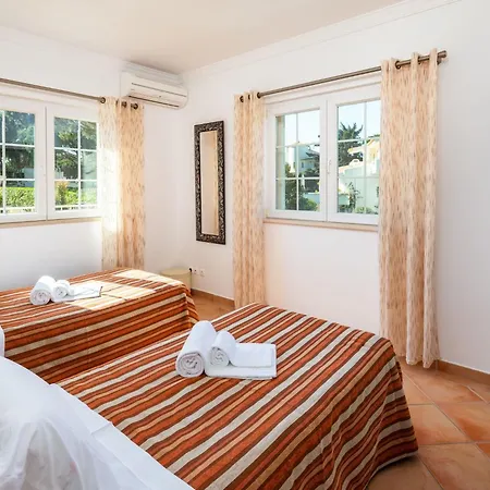 4-schlafzimmer-villa R2- Garten- Pool- By Interhome