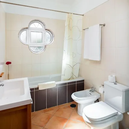 4-schlafzimmer-villa R2- Garten- Pool- By Interhome بيت للعطل